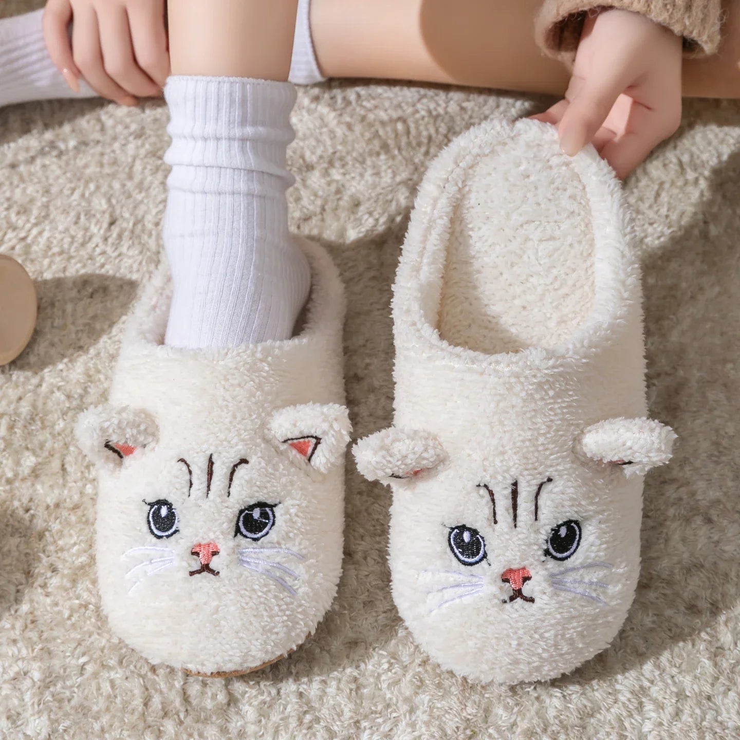 Cute Cat Design Plush Ladies Slippers Autumn And Winter Indoor Floor Non-Slip Soft Bottom Comfortable Warm Home Shoes for Unisex