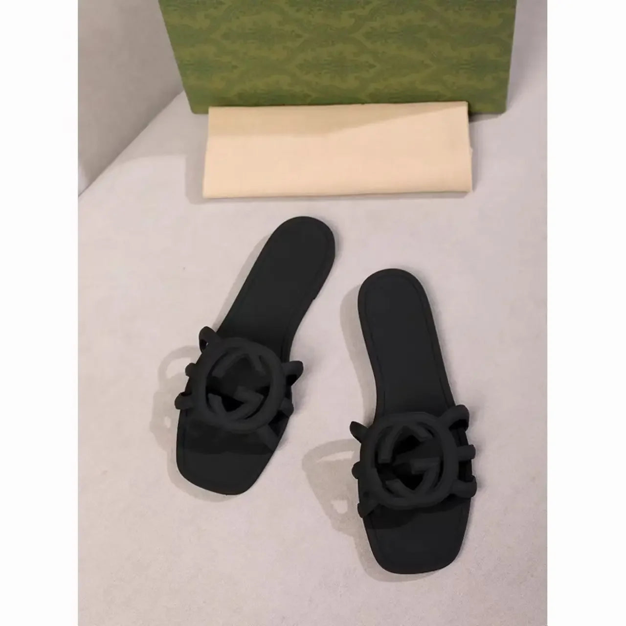 2025 Summer flat slippers women wear a word temperament flat beach shoes Jelly shoes wear resistant super soft dopamine fashion