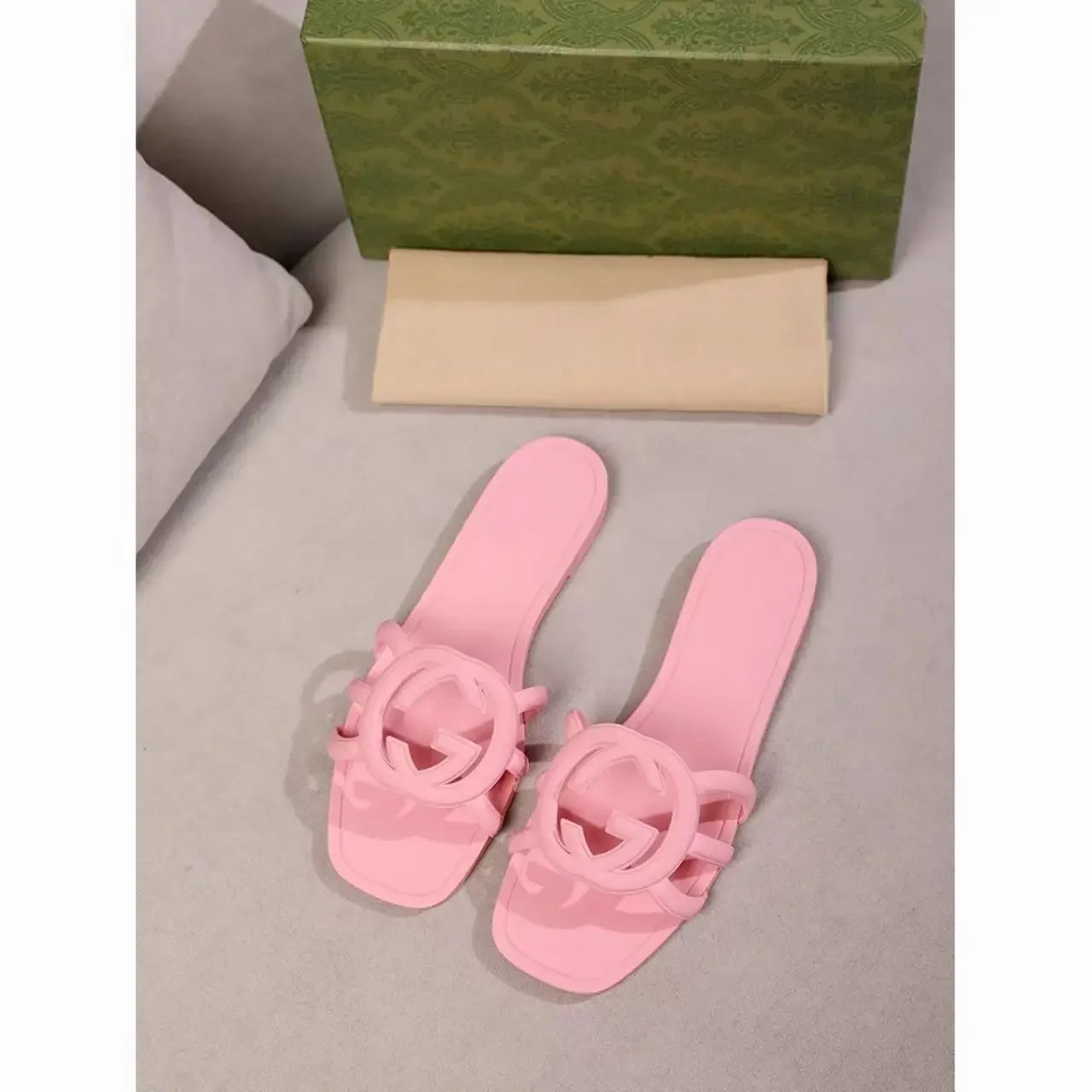 2025 Summer flat slippers women wear a word temperament flat beach shoes Jelly shoes wear resistant super soft dopamine fashion