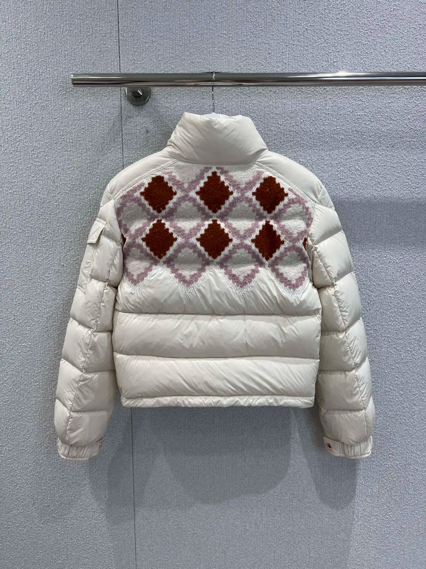 2025 Fall/Winter New Arrival Knit Embroidered Puffer Jacket with Short Down  336