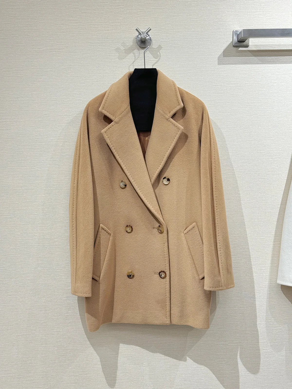 Woolen coat for women made of sheep's wool and featuring a cashmere lining
