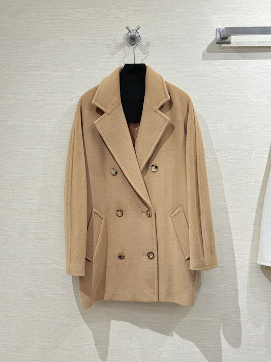 Woolen coat for women made of sheep's wool and featuring a cashmere lining