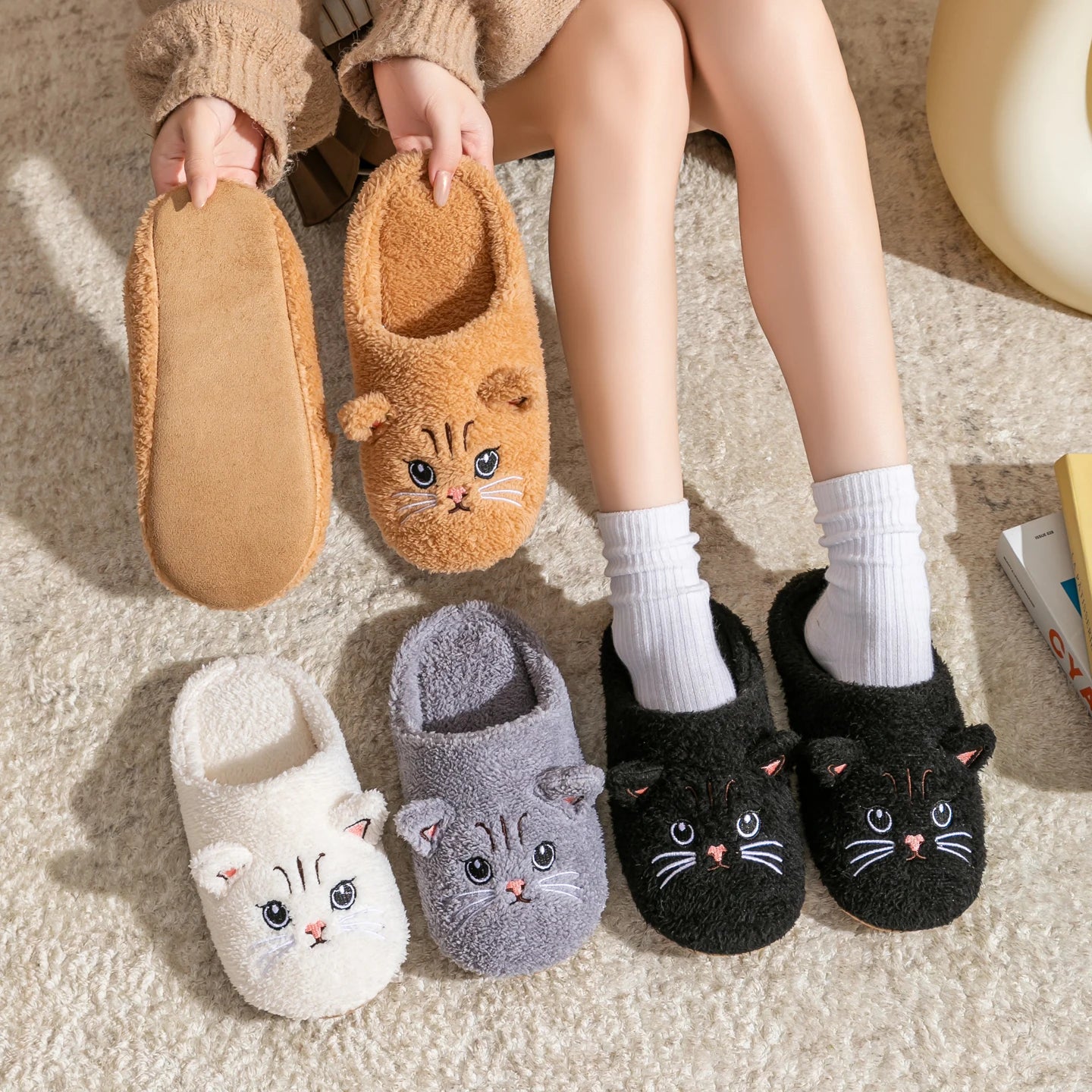 Cute Cat Design Plush Ladies Slippers Autumn And Winter Indoor Floor Non-Slip Soft Bottom Comfortable Warm Home Shoes for Unisex