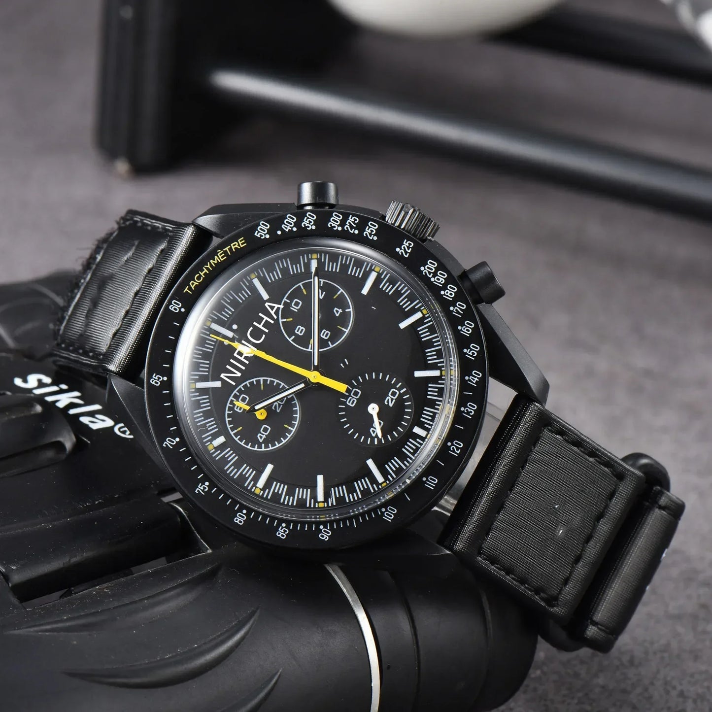 Stylish 2025 Moon Landing Commemorative Watch - Six-Hand Quartz Chronograph for Space Enthusiasts