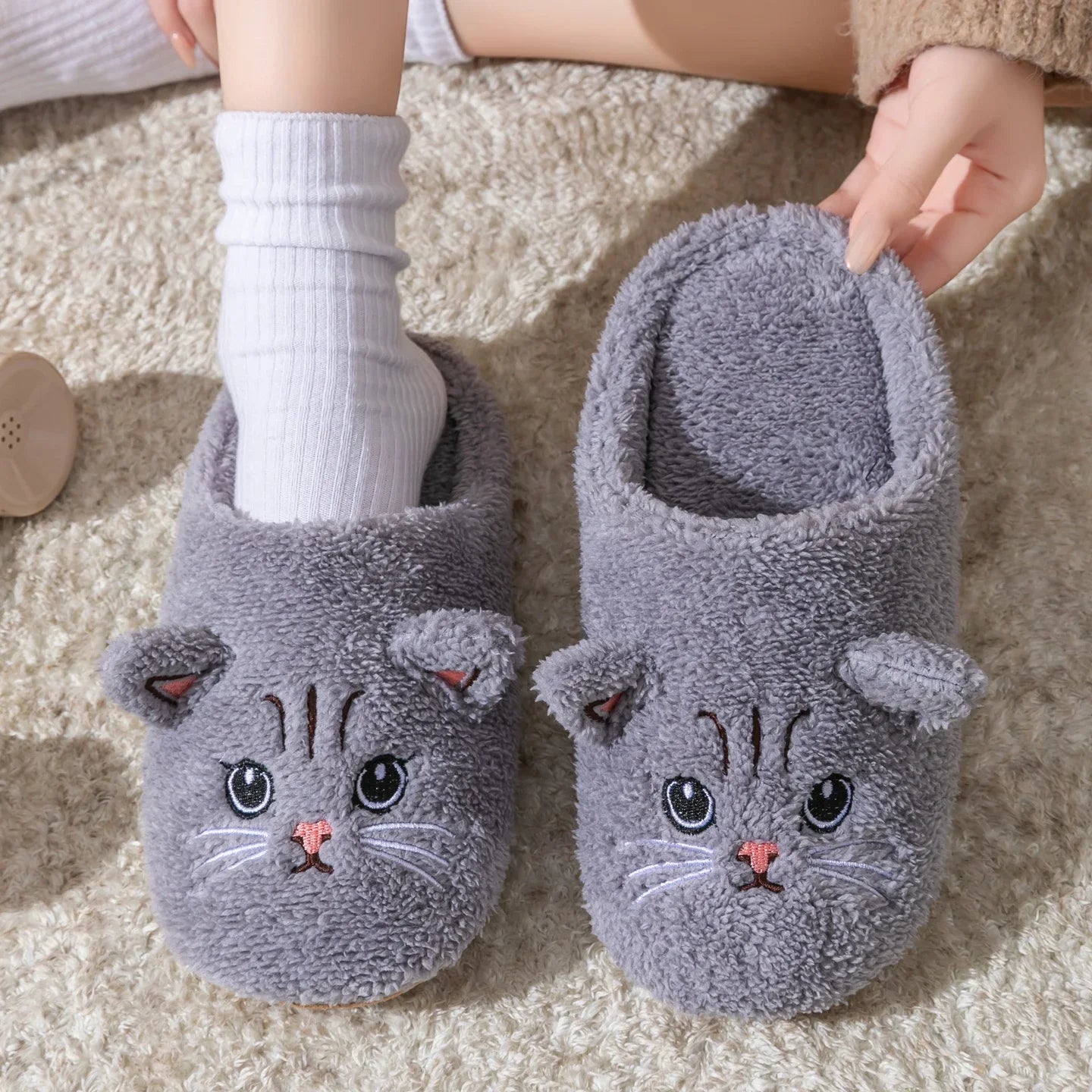 Cute Cat Design Plush Ladies Slippers Autumn And Winter Indoor Floor Non-Slip Soft Bottom Comfortable Warm Home Shoes for Unisex