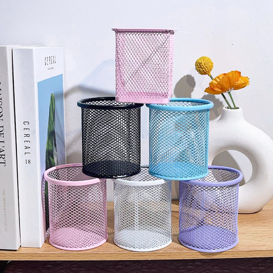 1 small candy colored pen holder, suitable for storing makeup brushes, pencils, brushes, decorations, and gifts.